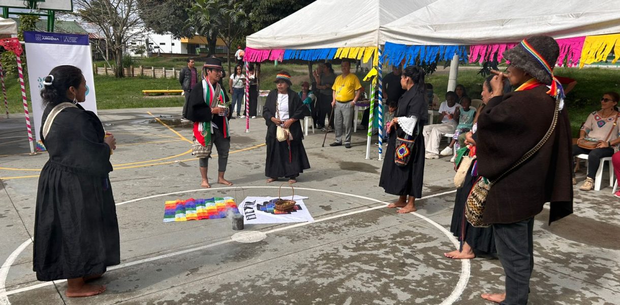 Grupo de Danzas Yanacona, danzando al rededor de un circulo con la bandera Wipala.
