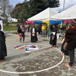Grupo de Danzas Yanacona, danzando al rededor de un circulo con la bandera Wipala.