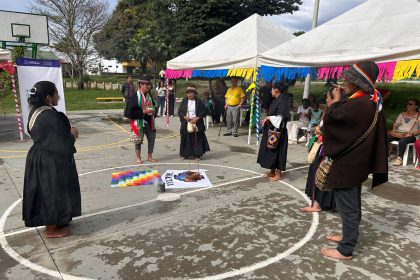 Grupo de Danzas Yanacona, danzando al rededor de un circulo con la bandera Wipala.