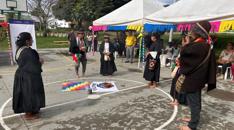 Grupo de Danzas Yanacona, danzando al rededor de un circulo con la bandera Wipala.